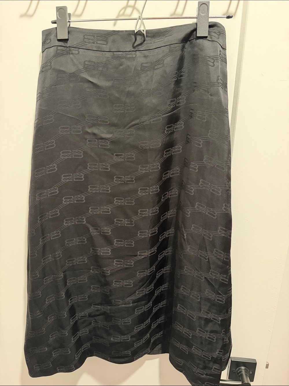 Sleek Black Midi Skirt with Subtle Jacquard Texture